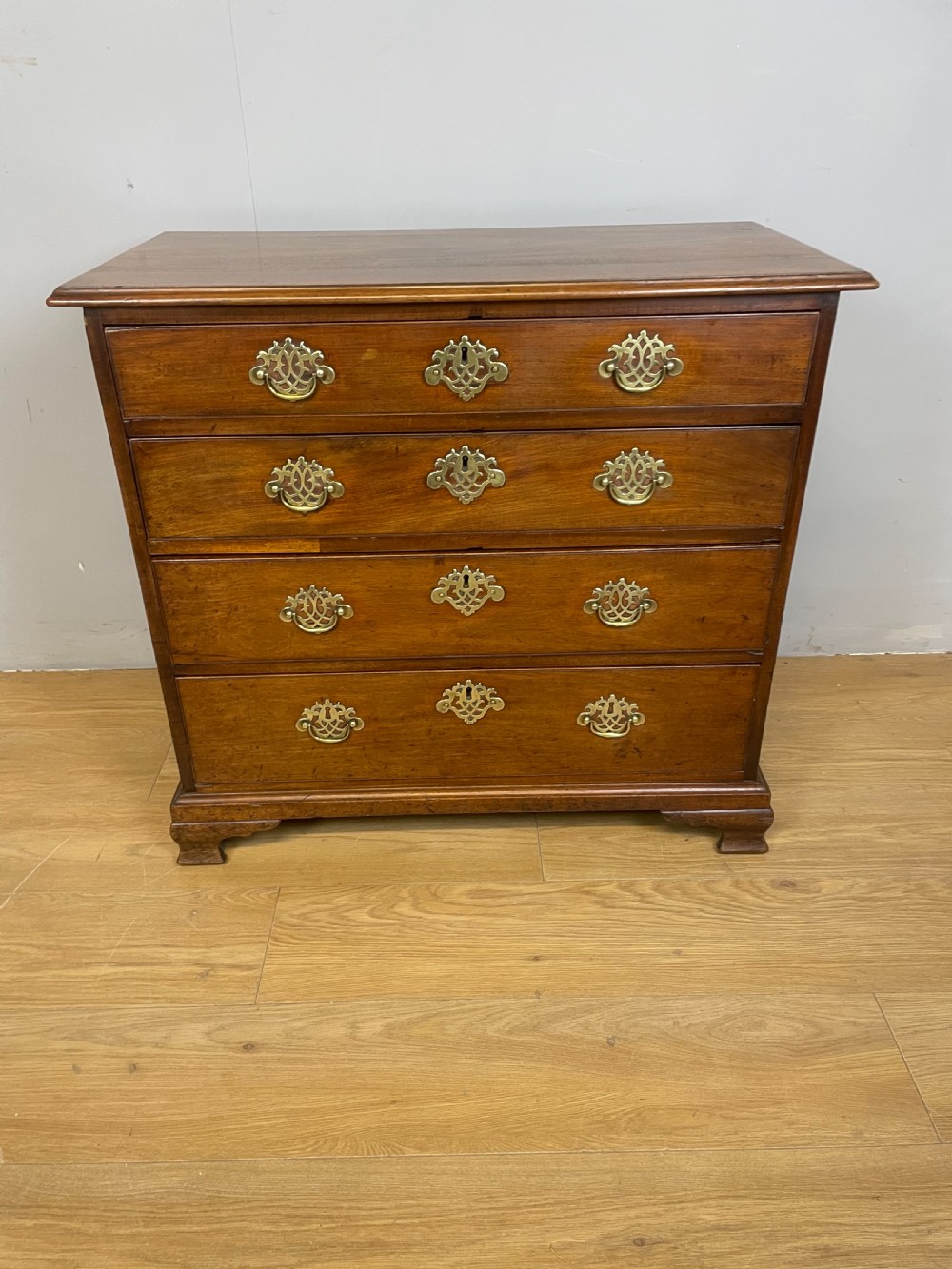 Small mahogany Georgian chest of drawers  View VIII