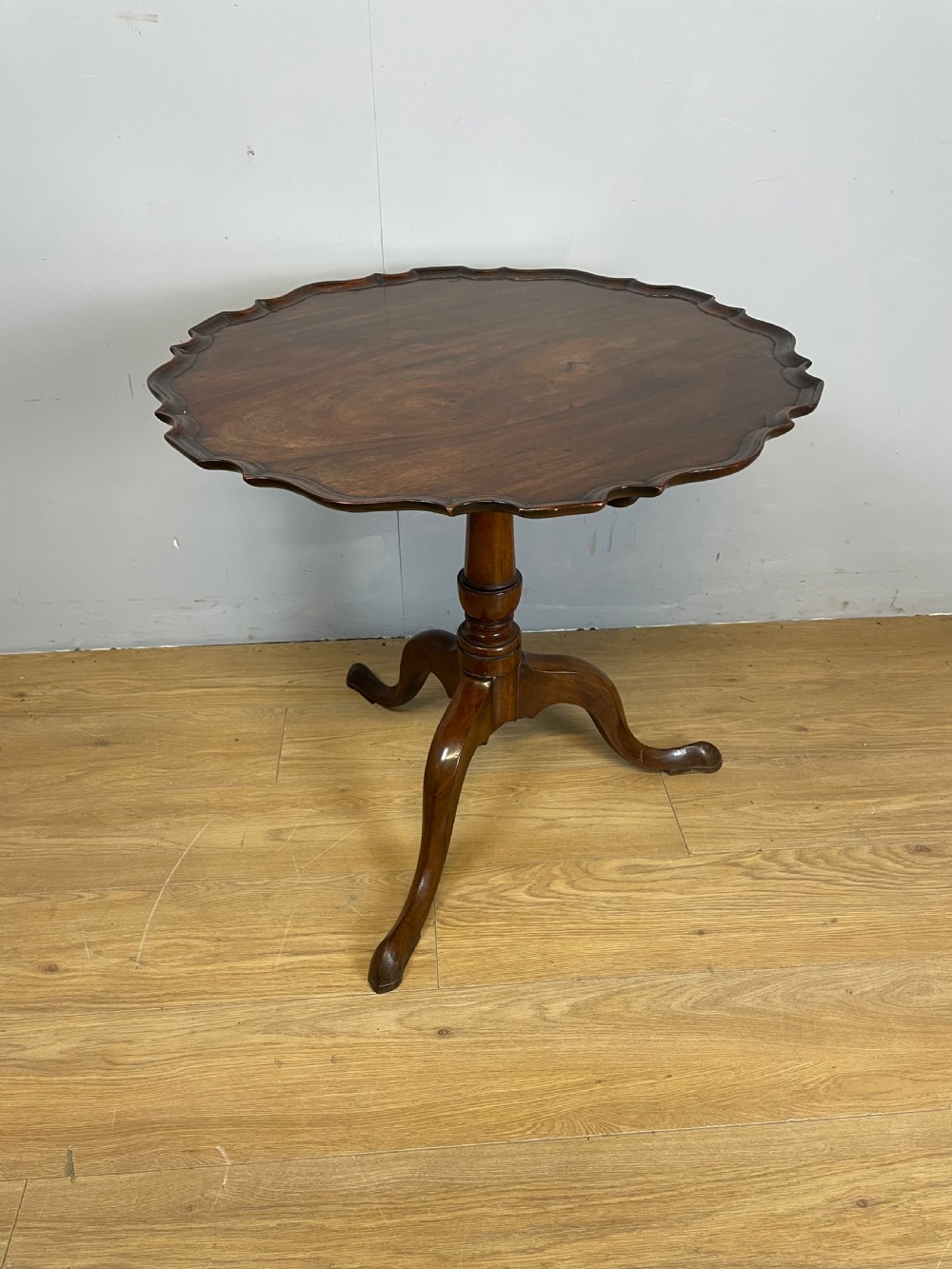 Georgian pie crust top mahogany tripod table 