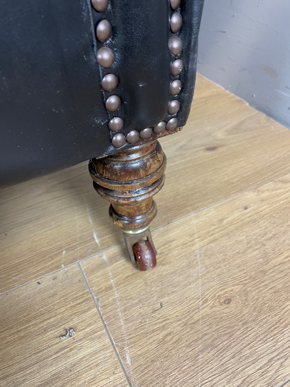 Nineteenth century leather deep buttoned chesterfield  View VI