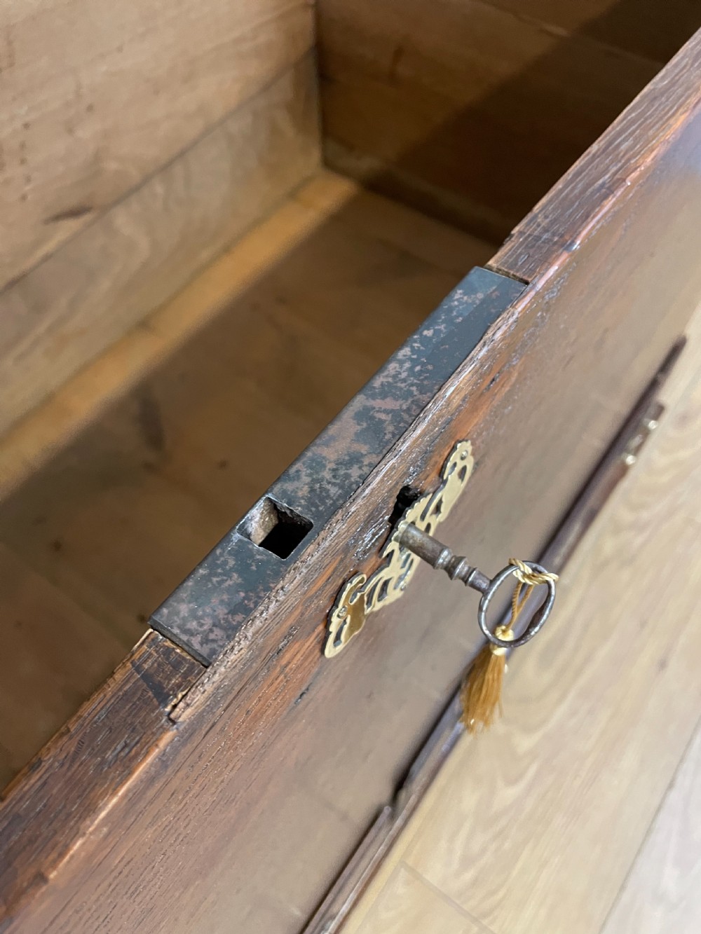 Late Georgian oak mule chest  View VIII