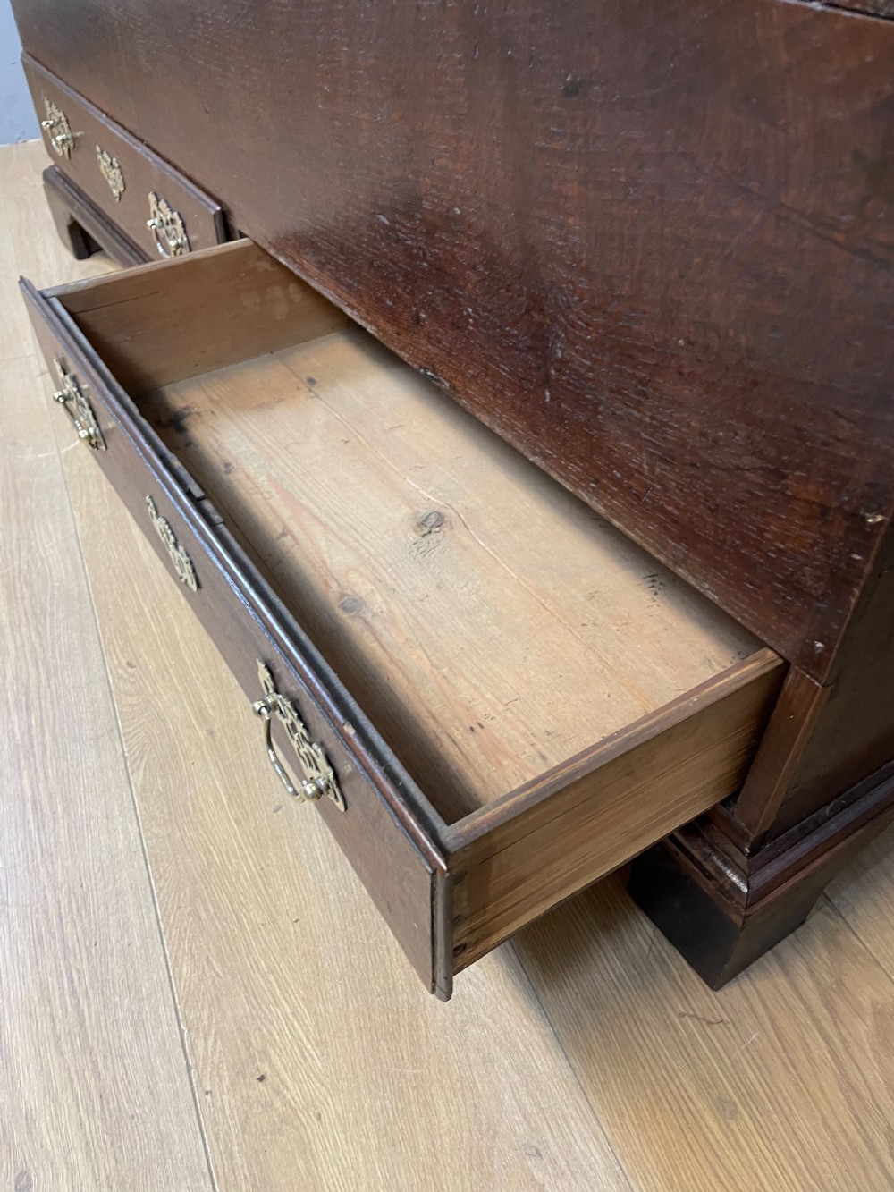 Late Georgian oak mule chest  View XIV
