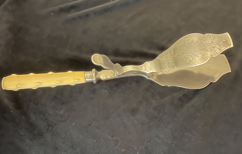Hallmarked silver Hinged servers by Mappin and Webb 