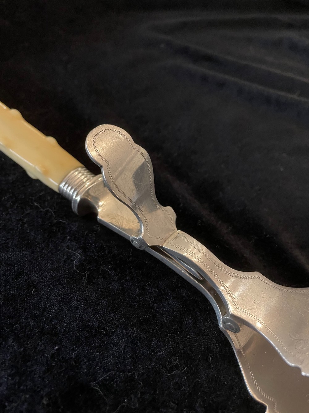 Hallmarked silver Hinged servers by Mappin and Webb  View IV