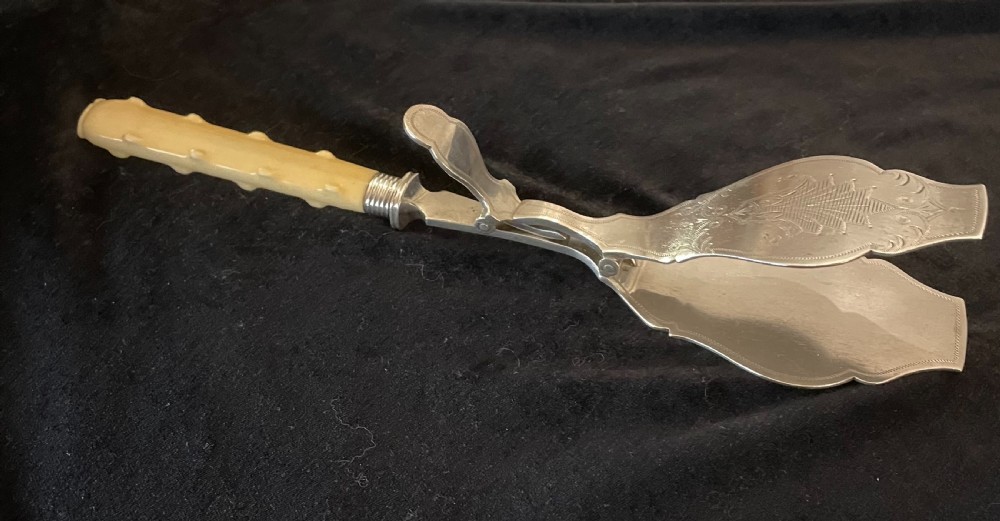 Hallmarked silver Hinged servers by Mappin and Webb  View V
