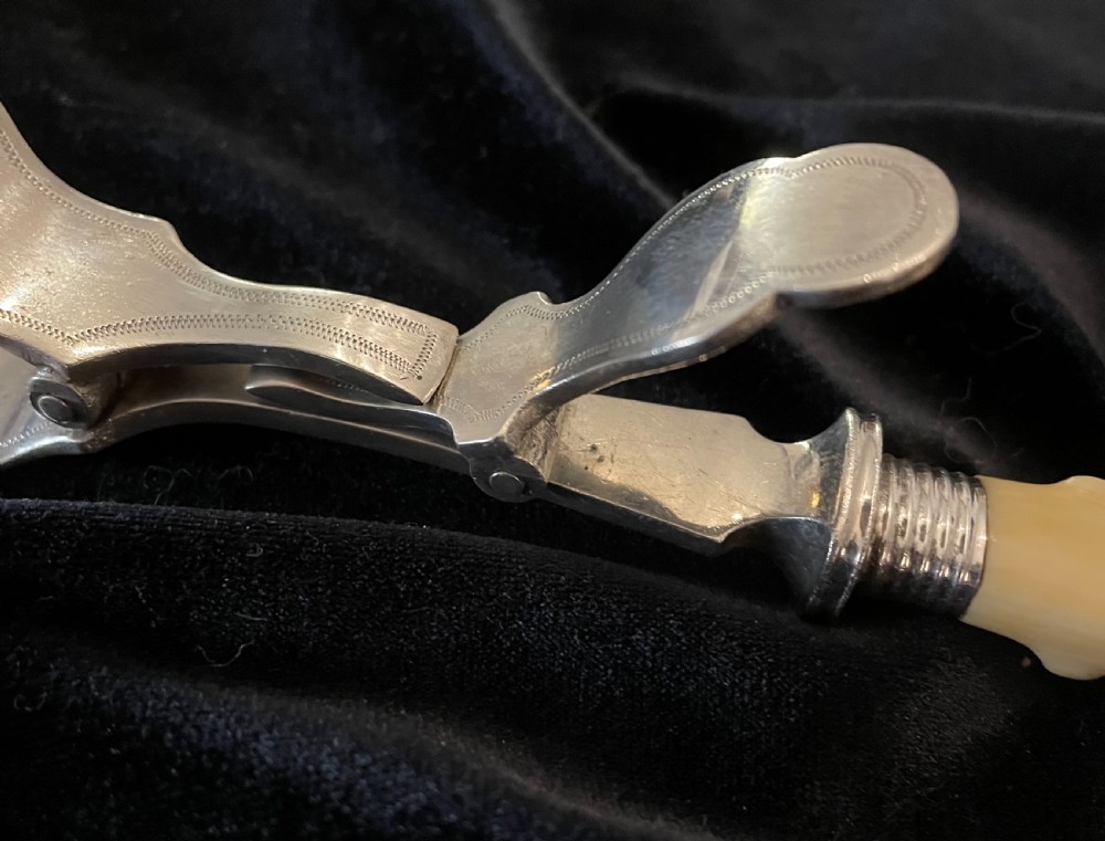 Hallmarked silver Hinged servers by Mappin and Webb  View VIII