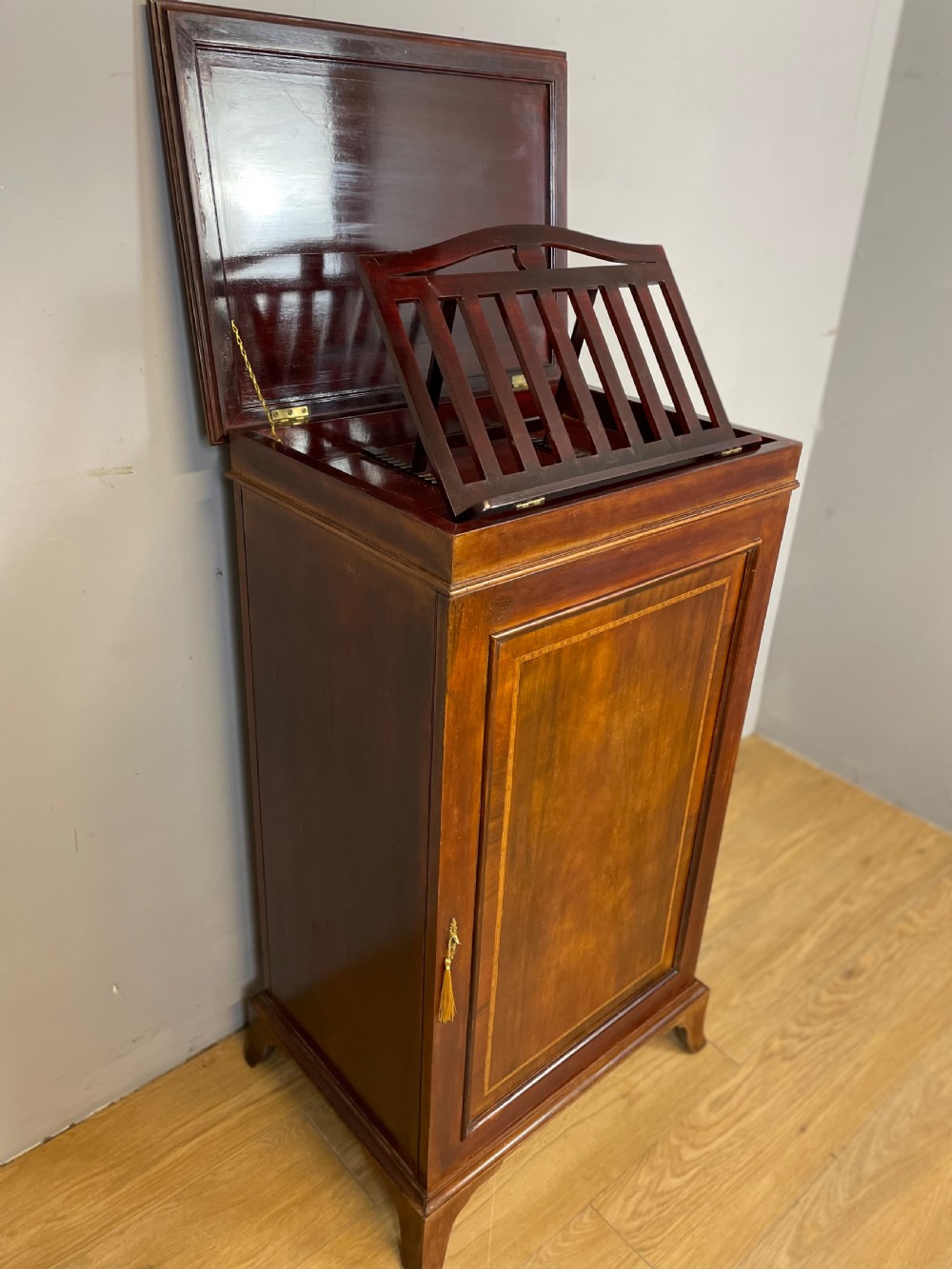 Edwardian inlaid mahogany music and record cabinet with enclosed music stand  View VII