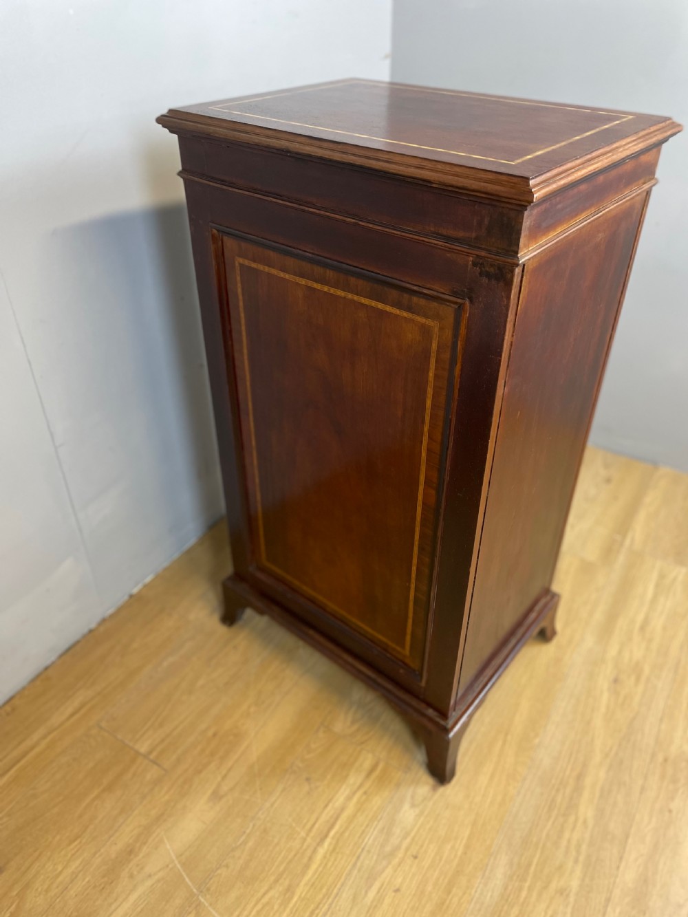 Edwardian inlaid mahogany music and record cabinet with enclosed music stand  View IX