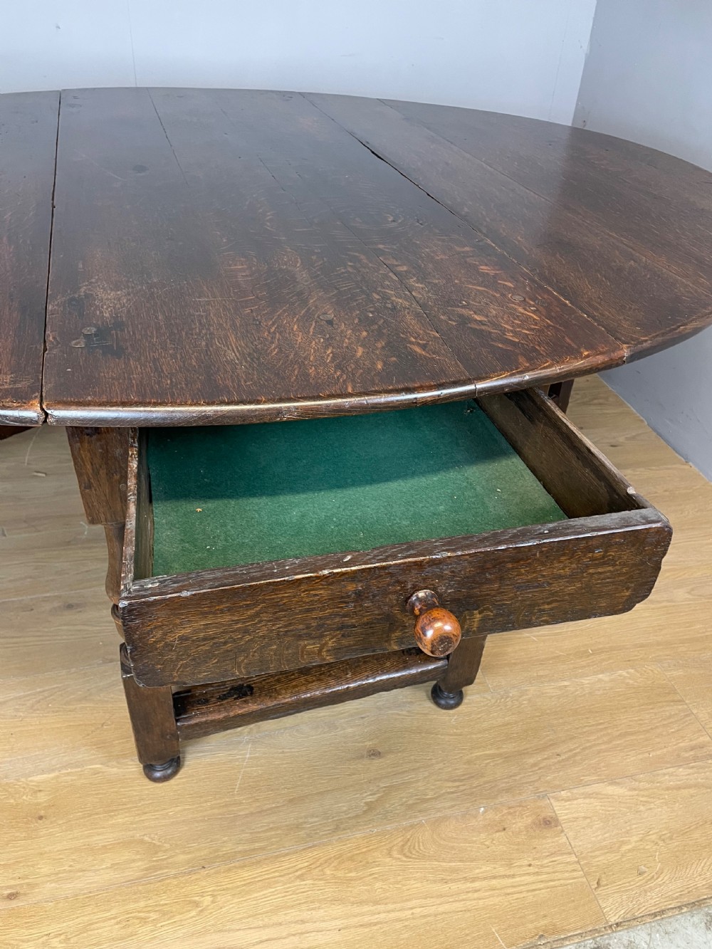Large early nineteenth century 8 seater oak drop leaf dining table  View VIII
