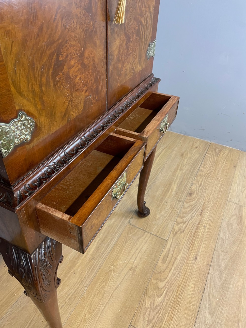 Burr walnut drinks cabinet circa 1930 View XII