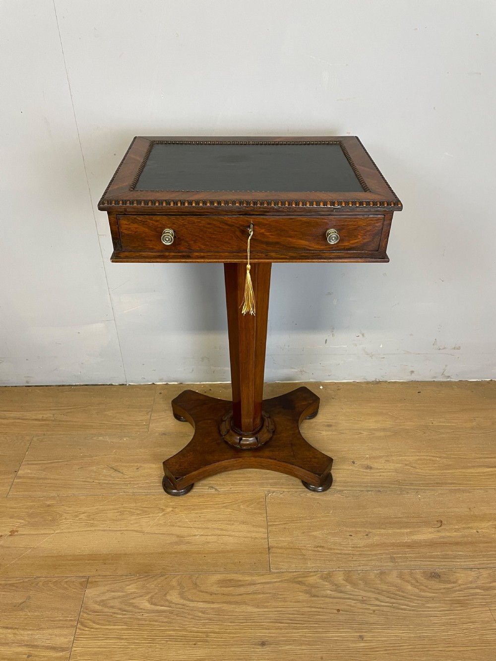 Late Regency rosewood pedestal table 