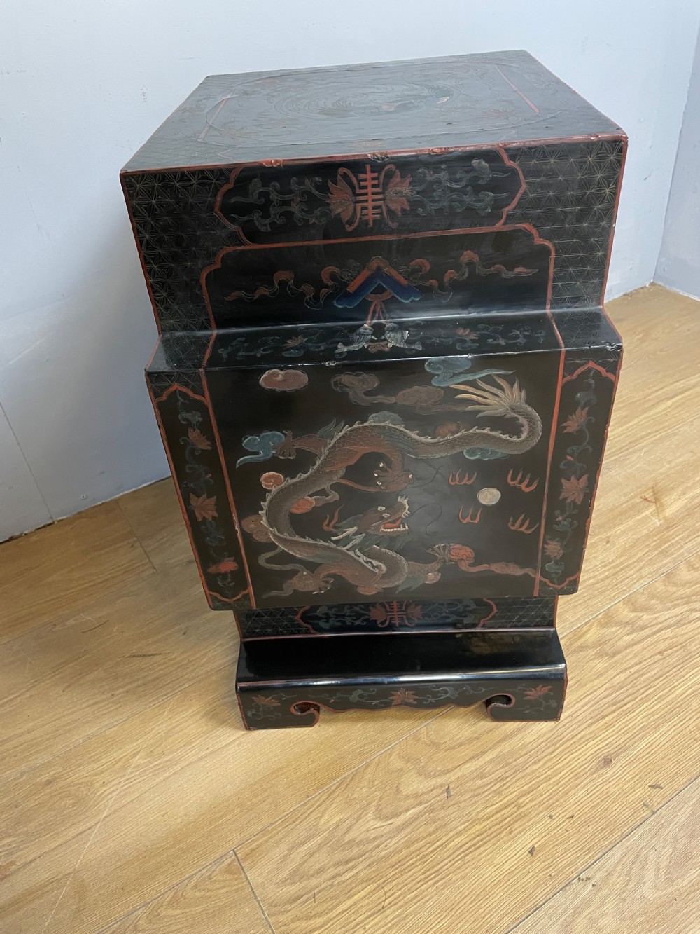 Chinese gilt and black lacquered cabinet  circa 1910 View X