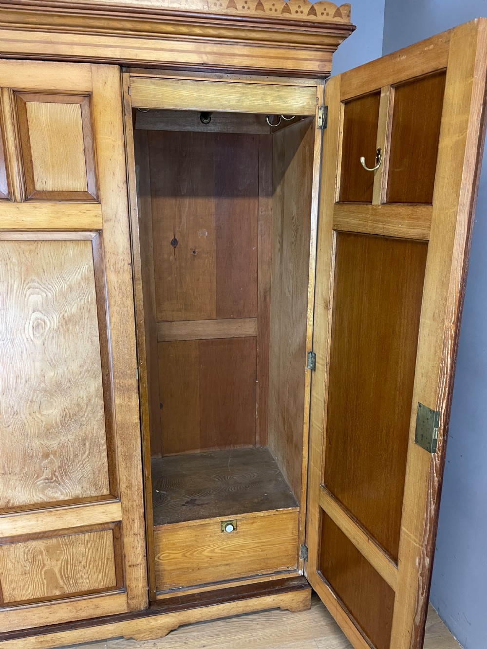 Arts and crafts ash country house double wardrobe  View XII