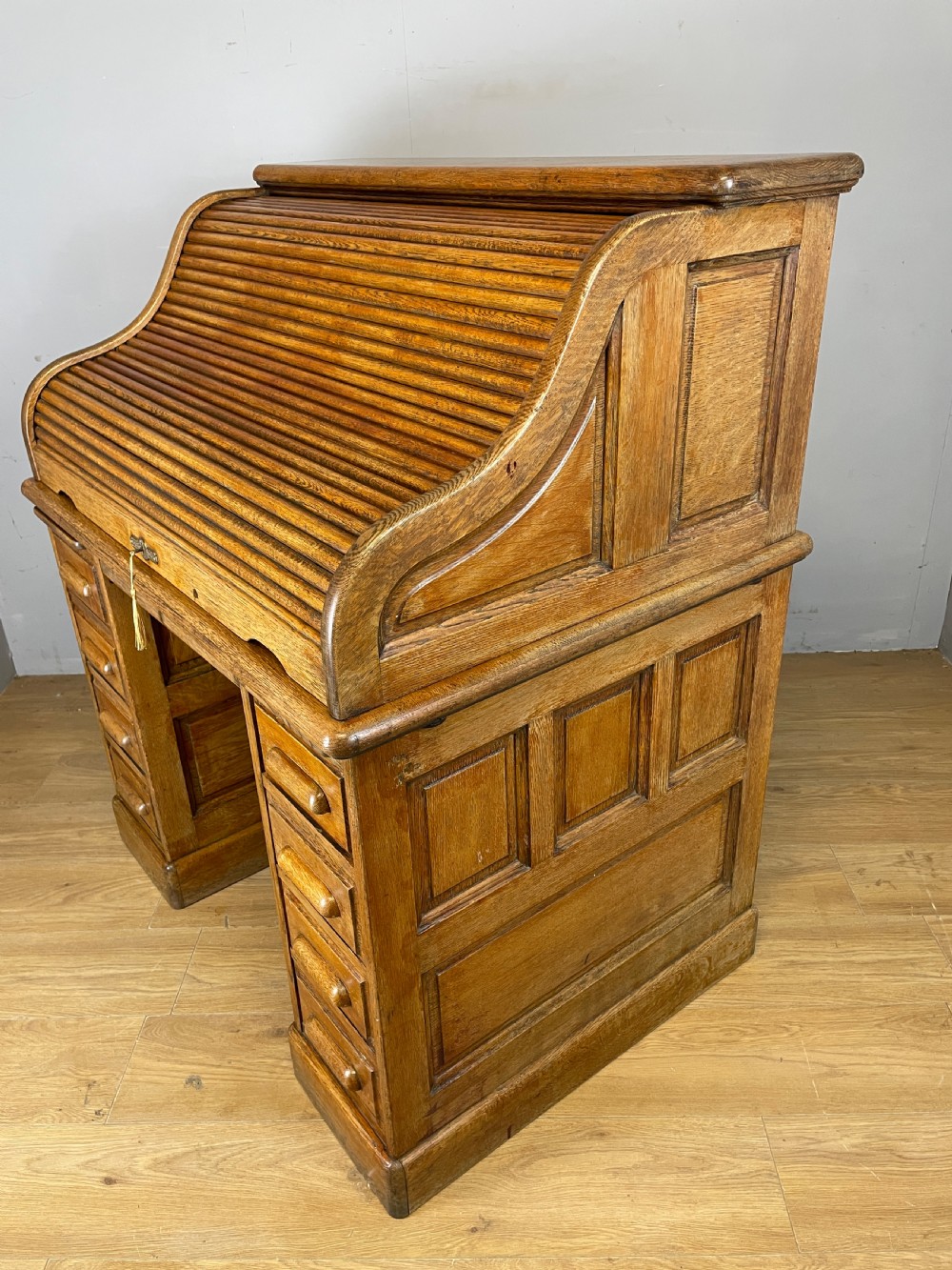 Oak roll top desk by the Derby desk Co USA View VIII