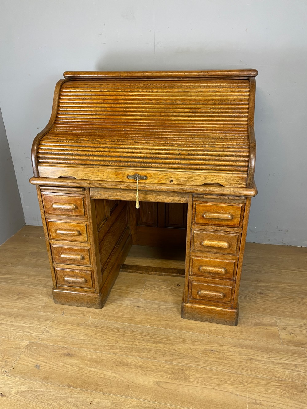 Oak roll top desk by the Derby desk Co USA View XII