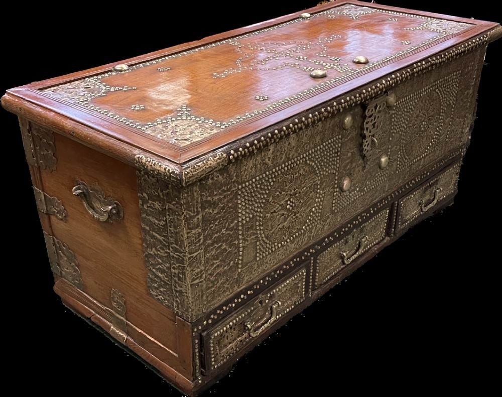 Early C19TH Zanzibar chest with keys 