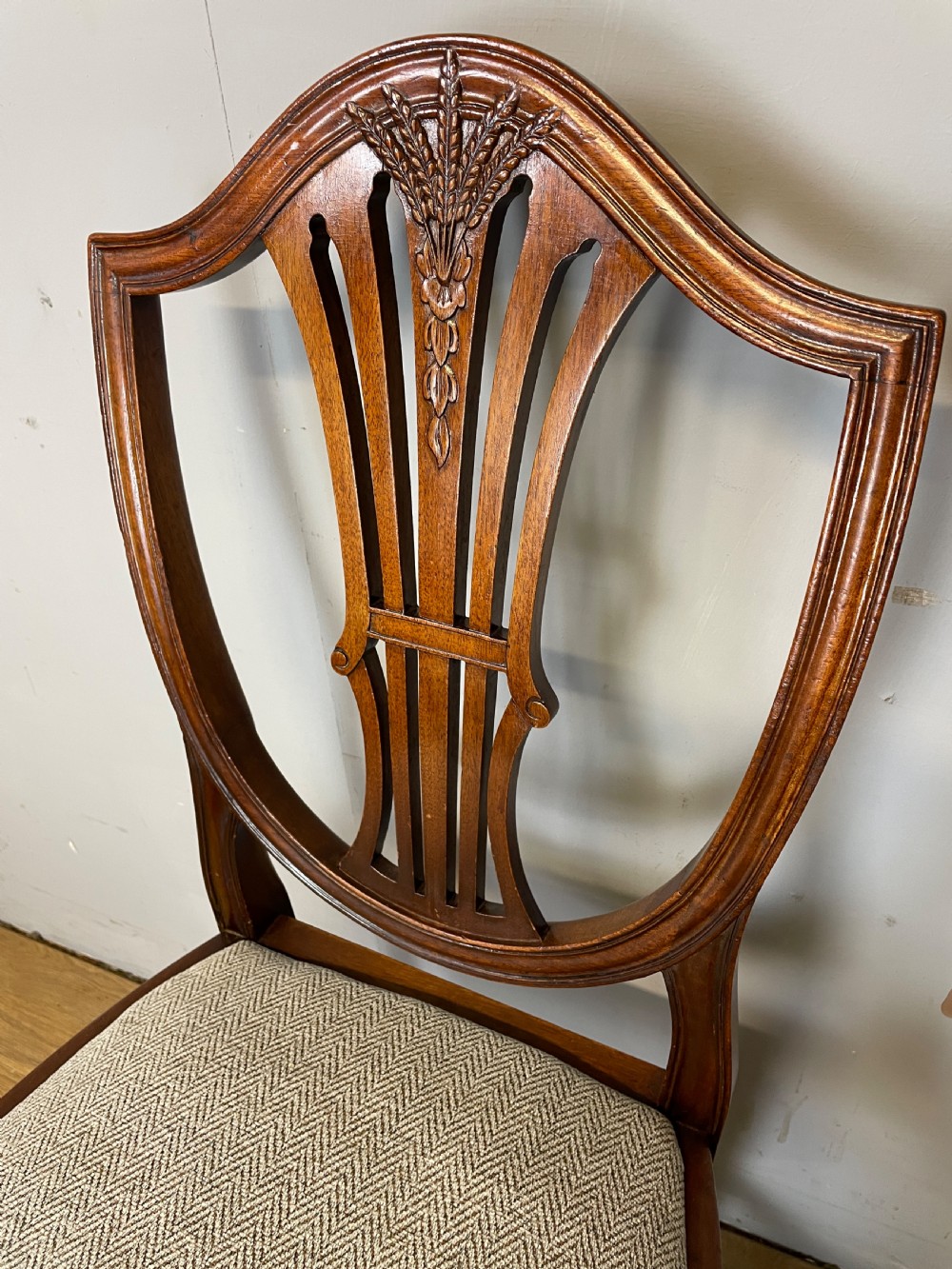 Edwardian set 14 mahogany Hepplewhite style dining chairs with provenance  View VI