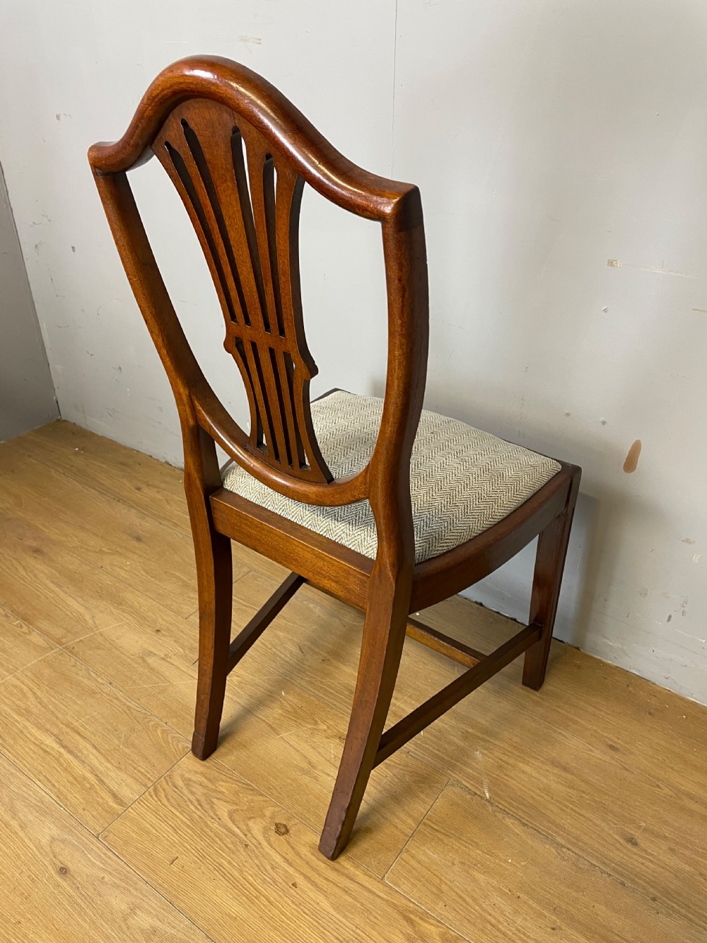 Edwardian set 14 mahogany Hepplewhite style dining chairs with provenance  View XI