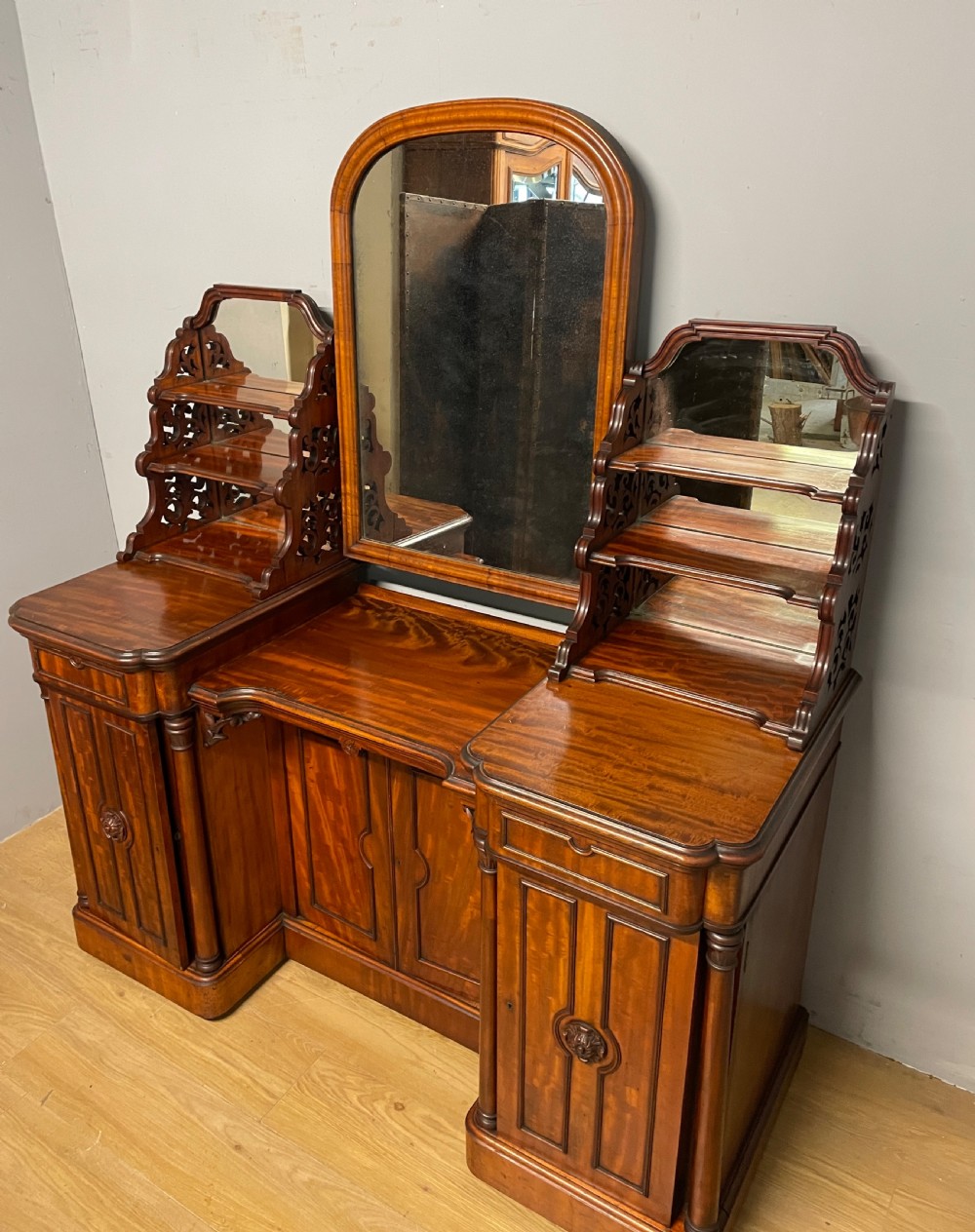 Large country House flame mahogany Duchesse dressing table 