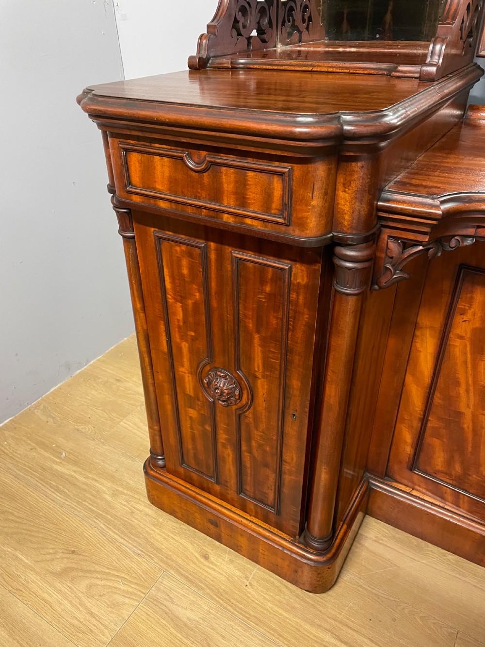 Large country House flame mahogany Duchesse dressing table  View III