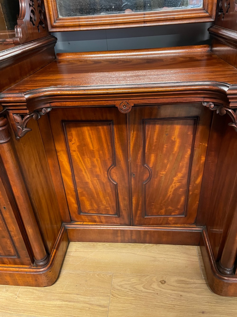 Large country House flame mahogany Duchesse dressing table  View V
