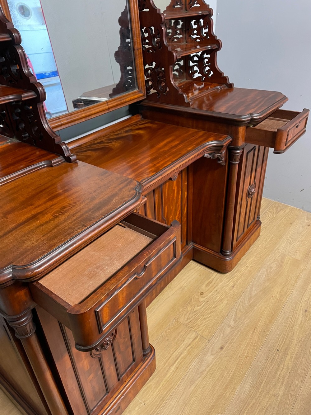 Large country House flame mahogany Duchesse dressing table  View VII