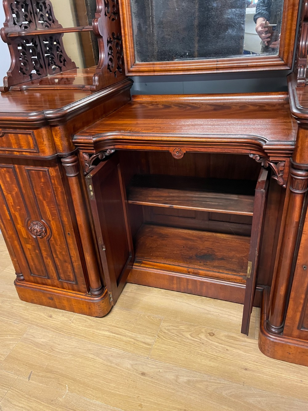 Large country House flame mahogany Duchesse dressing table  View IX