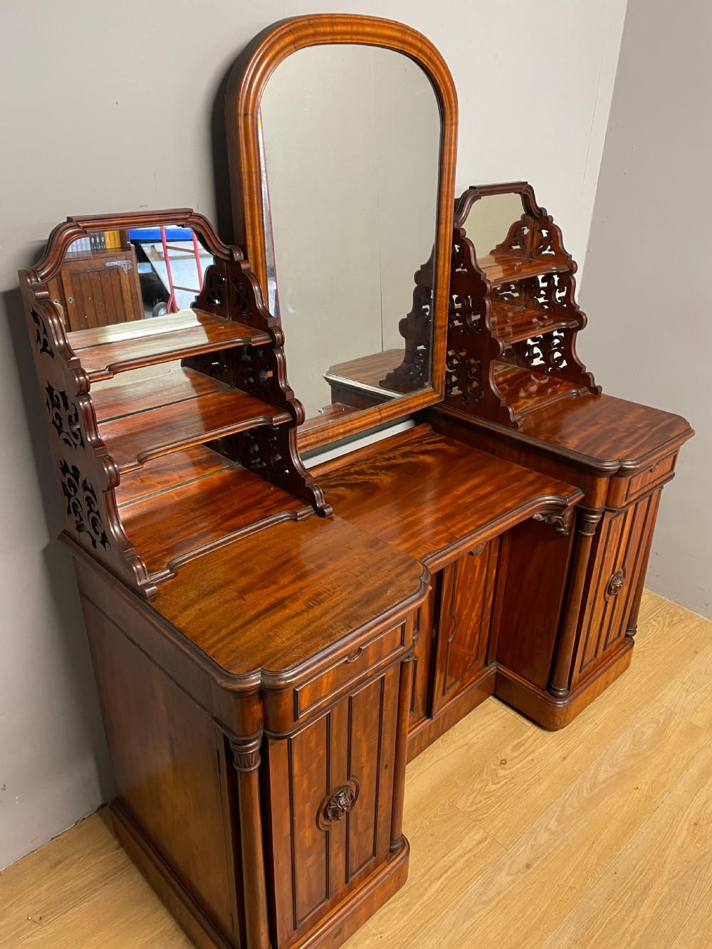 Large country House flame mahogany Duchesse dressing table  View XIII