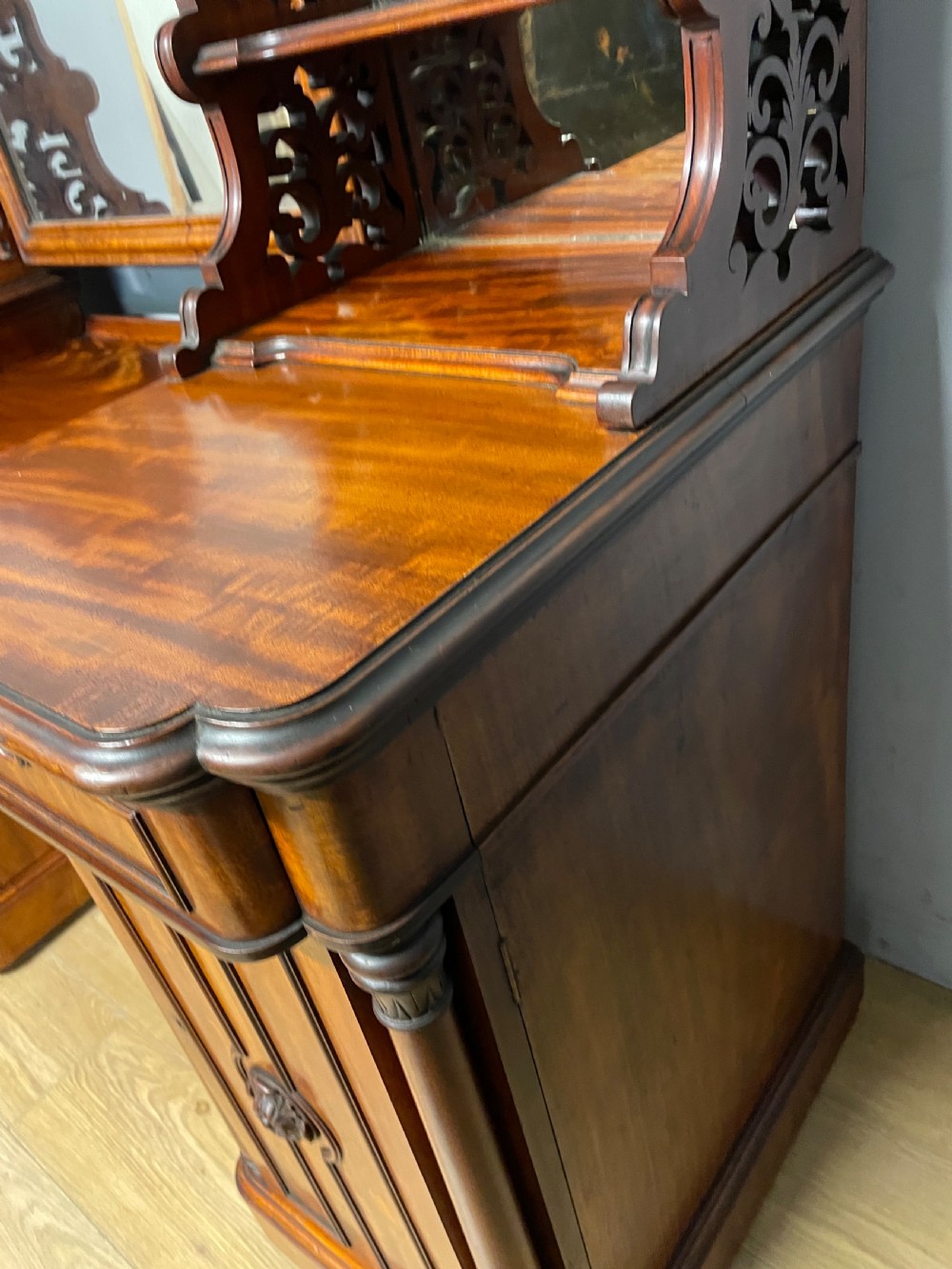 Large country House flame mahogany Duchesse dressing table  View XIV