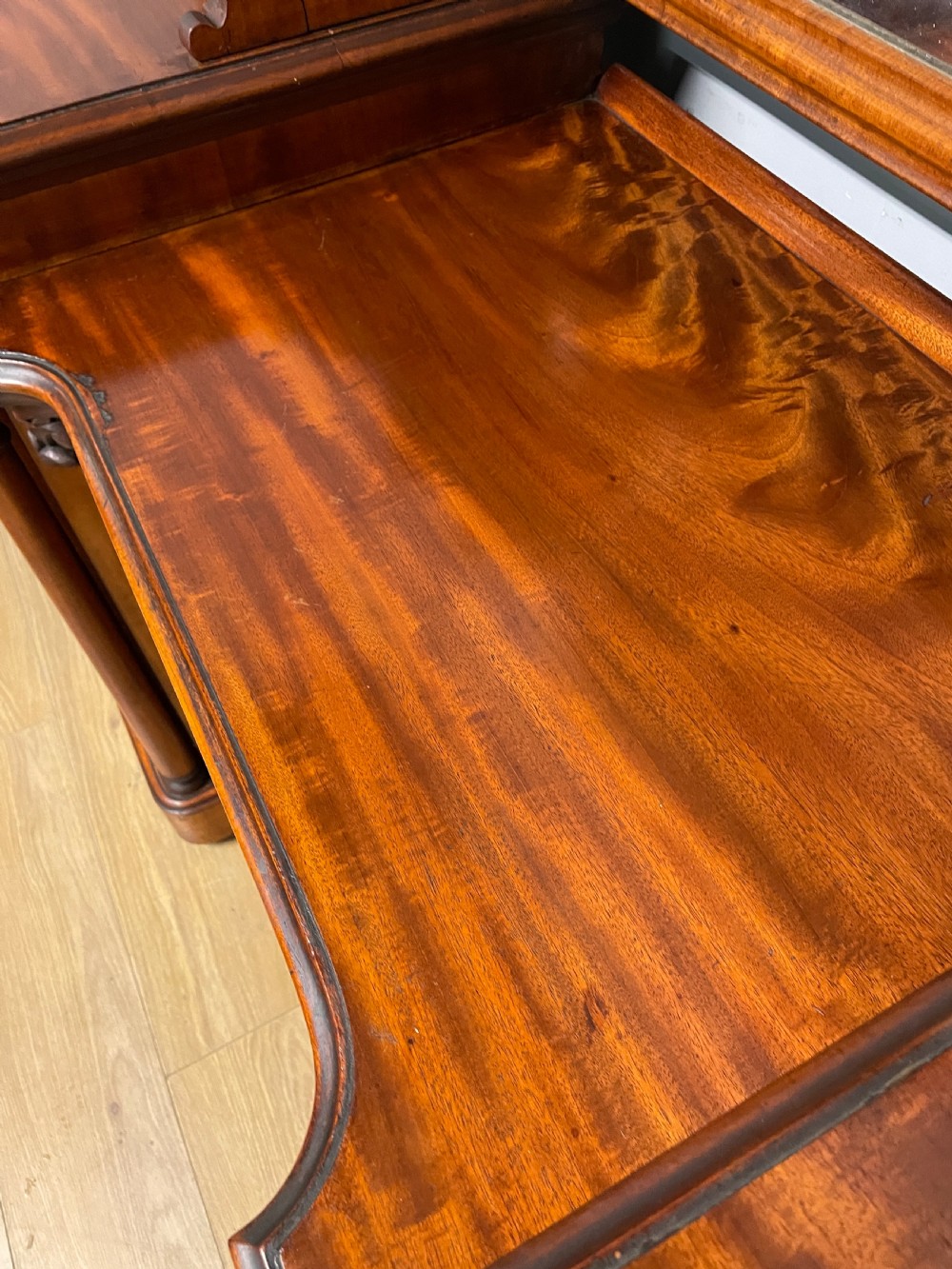 Large country House flame mahogany Duchesse dressing table  View XV