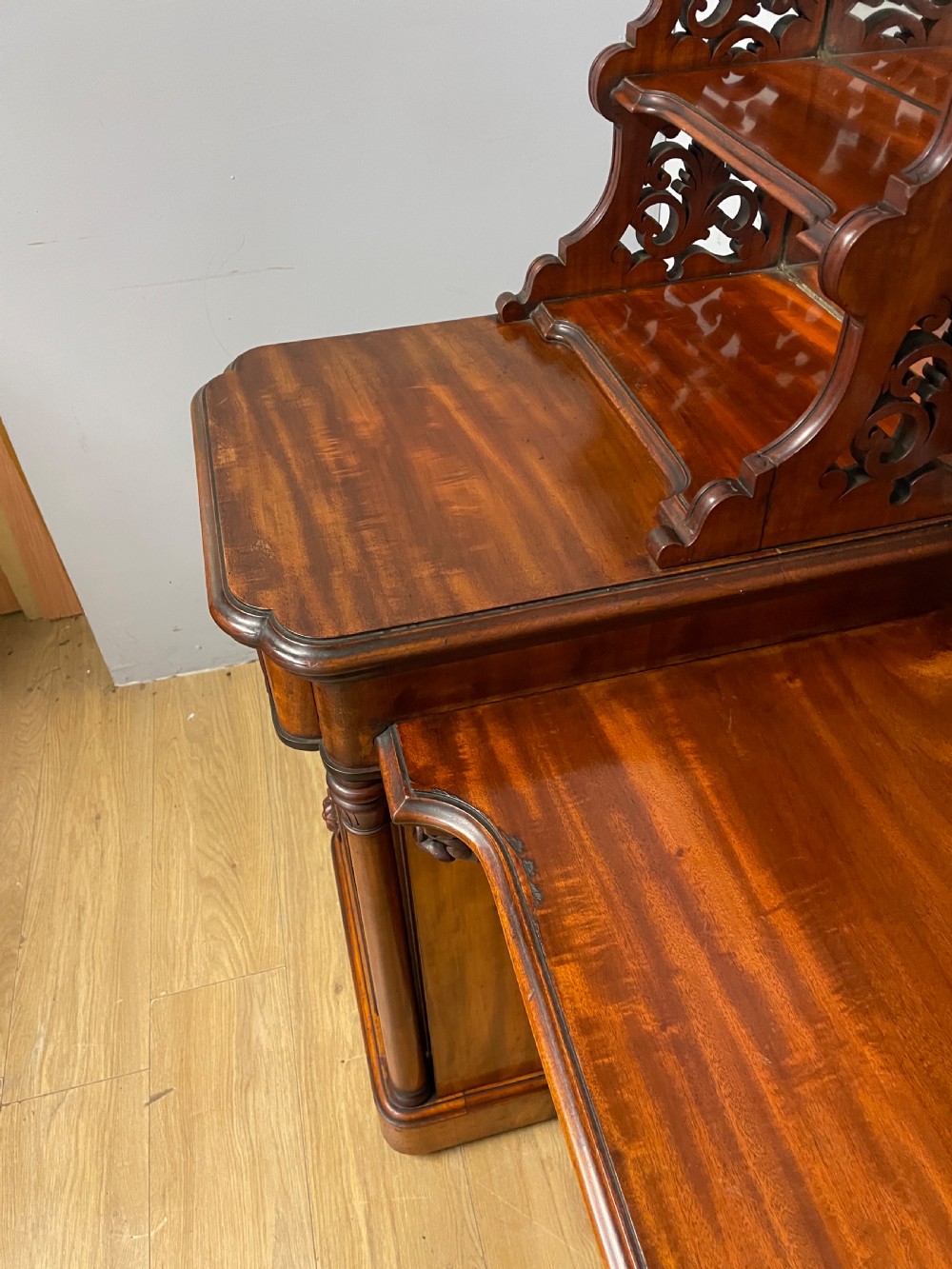 Large country House flame mahogany Duchesse dressing table  View XVI