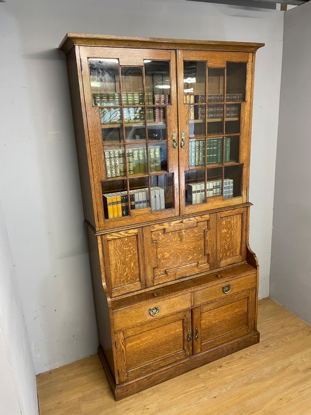 Pair of country house Arts and Crafts golden oak library bookcases  View XI
