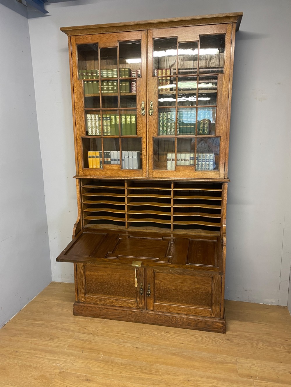 Pair of country house Arts and Crafts golden oak library bookcases  View XII
