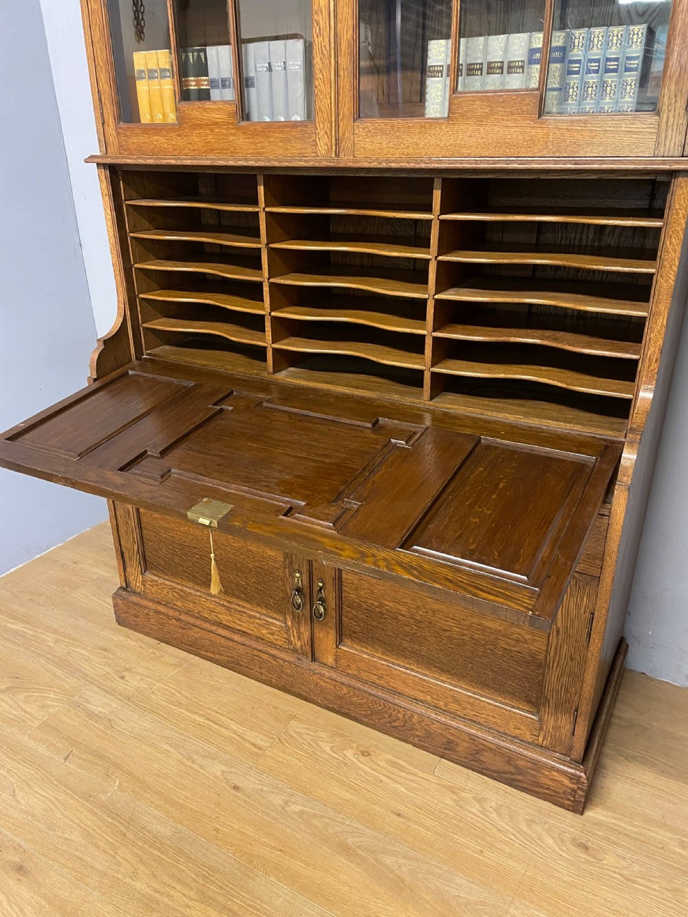 Pair of country house Arts and Crafts golden oak library bookcases  View XIII