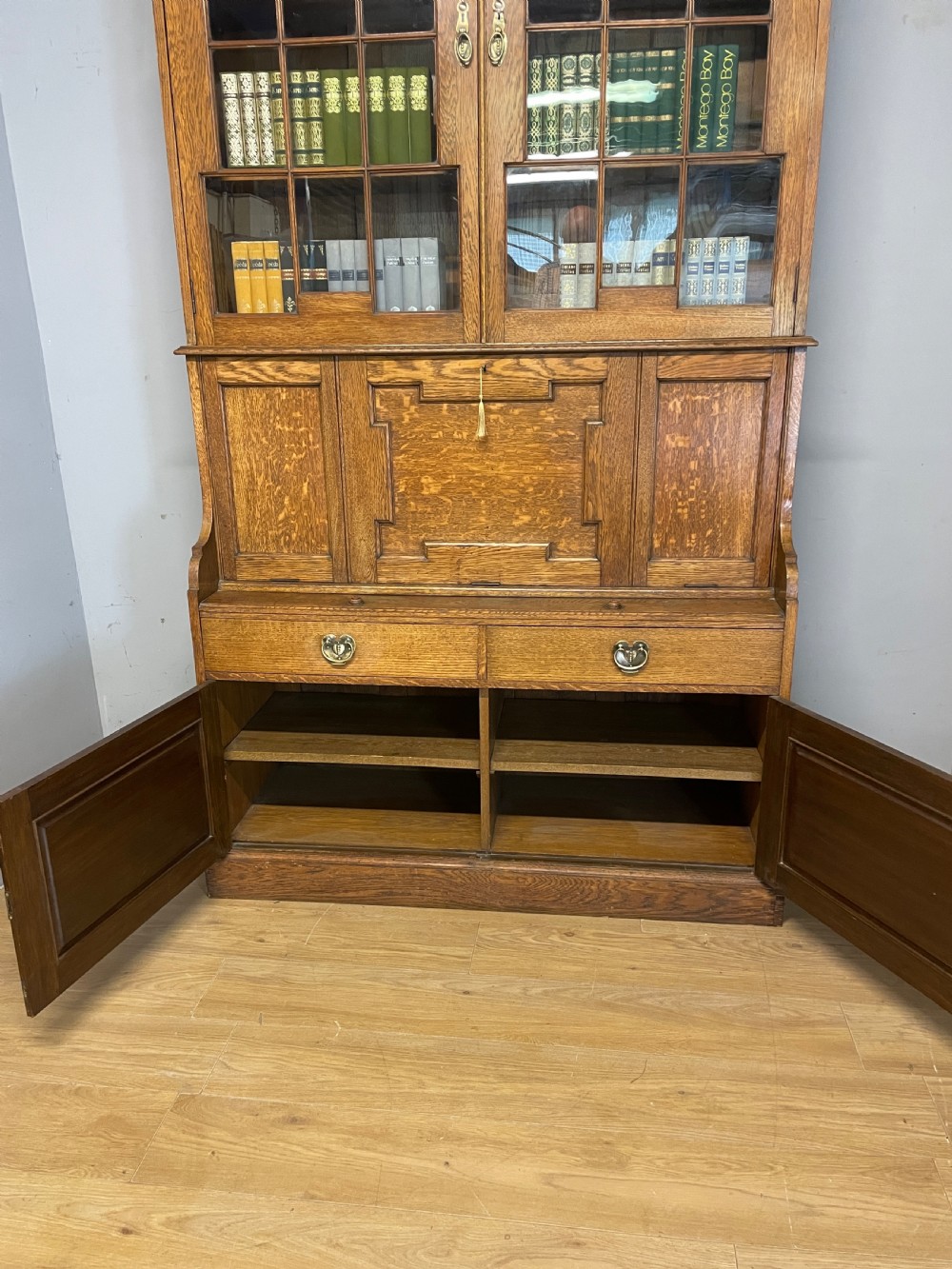 Pair of country house Arts and Crafts golden oak library bookcases  View XVIII