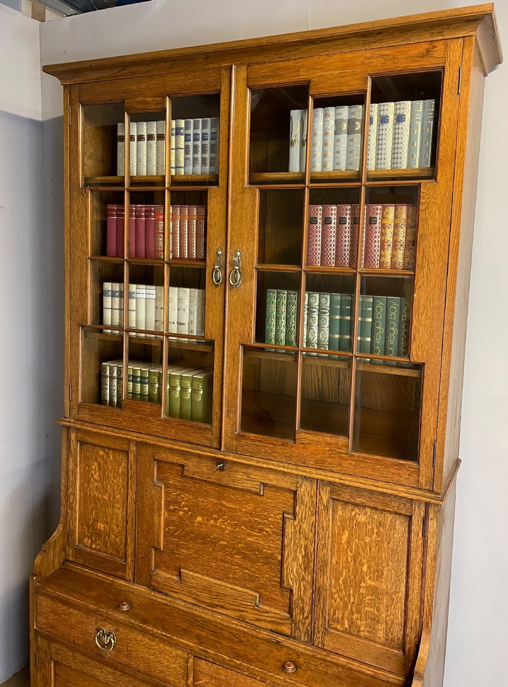 Pair of country house Arts and Crafts golden oak library bookcases  View XXI