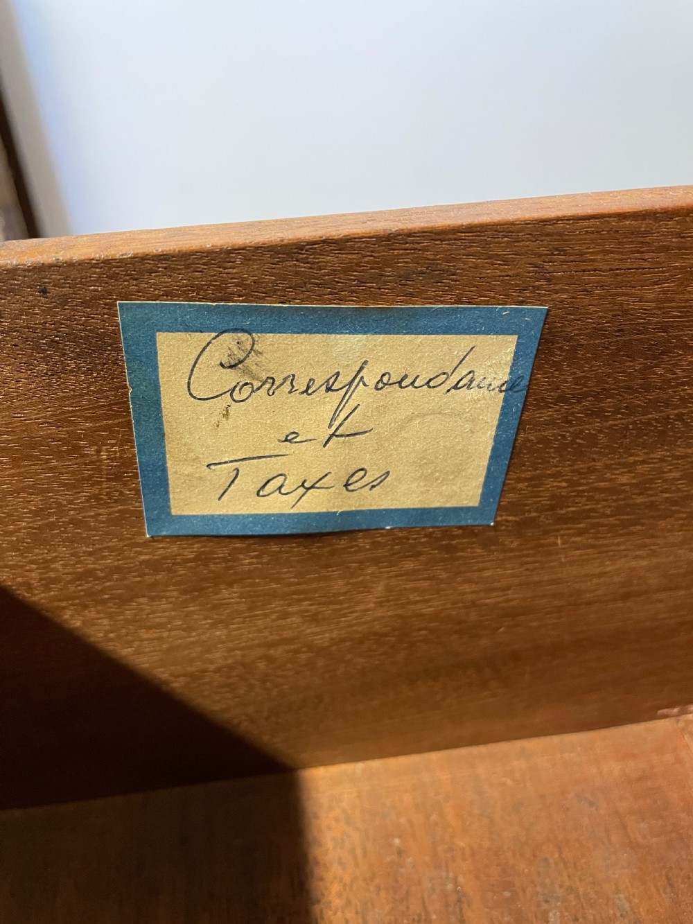 Georgian flame mahogany small partner style desk circa 1800 View XII
