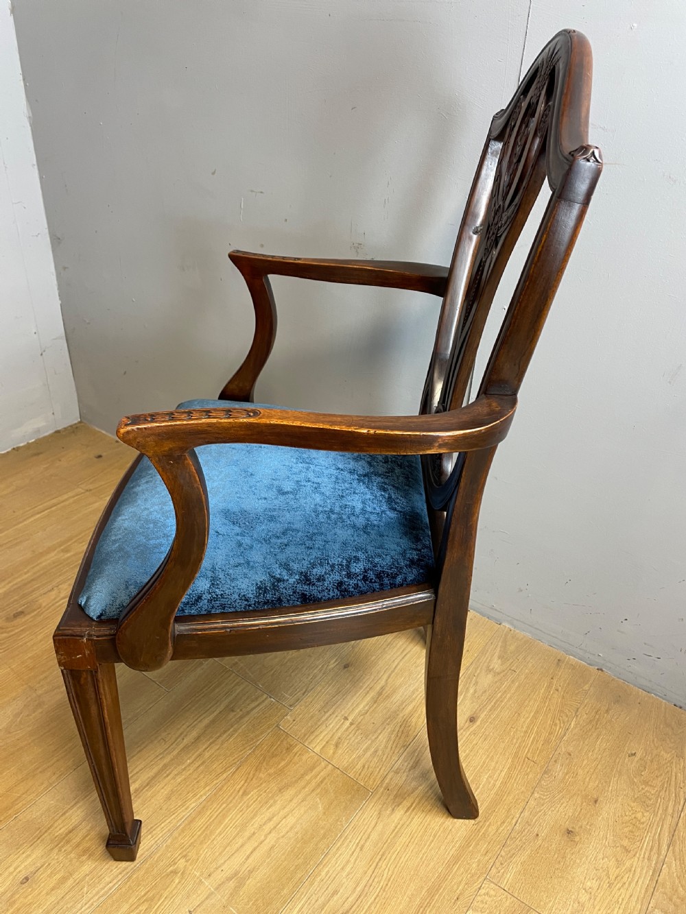 Set of eight mahogany shield back Hepplewhite style dining chairs circa 1900 View XII