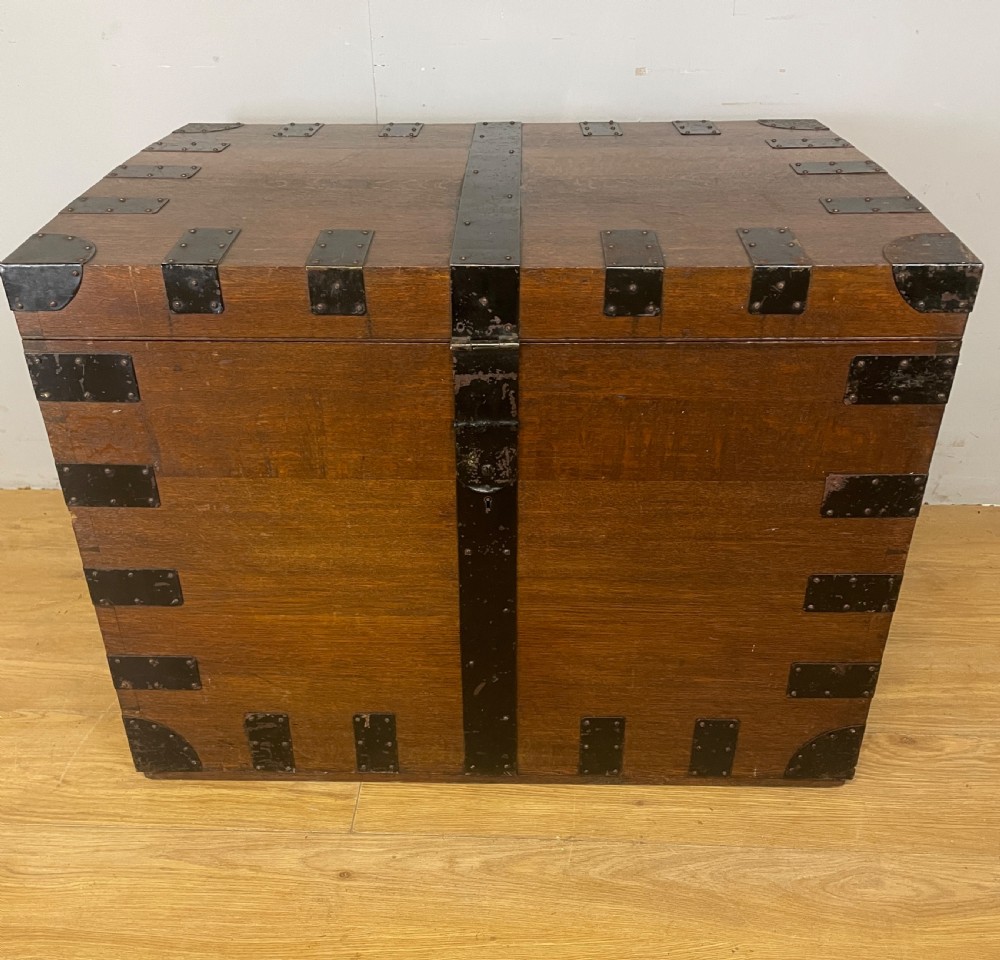 Large C19TH oak silver box by Payne and Sons Oxford  View II