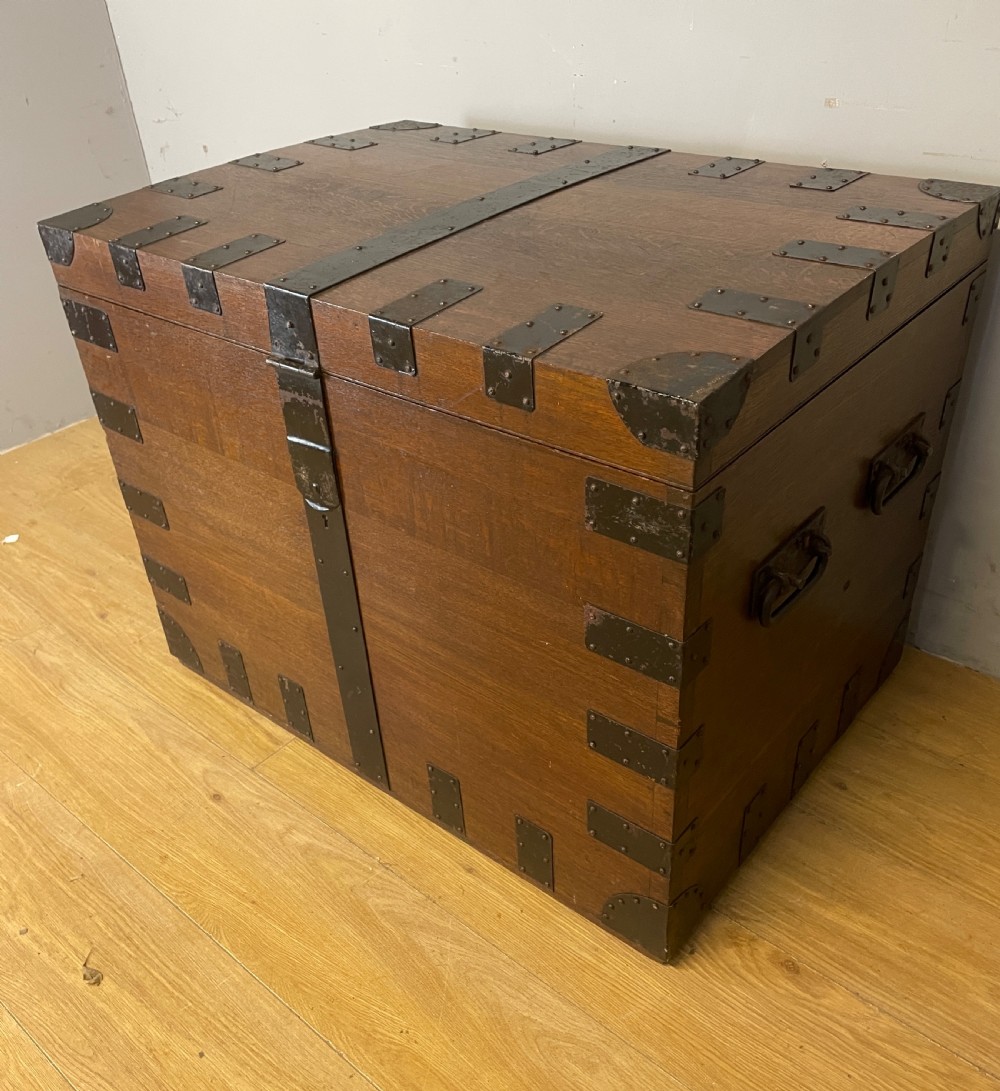 Large C19TH oak silver box by Payne and Sons Oxford  View III