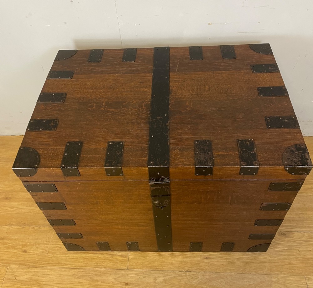 Large C19TH oak silver box by Payne and Sons Oxford  View IV