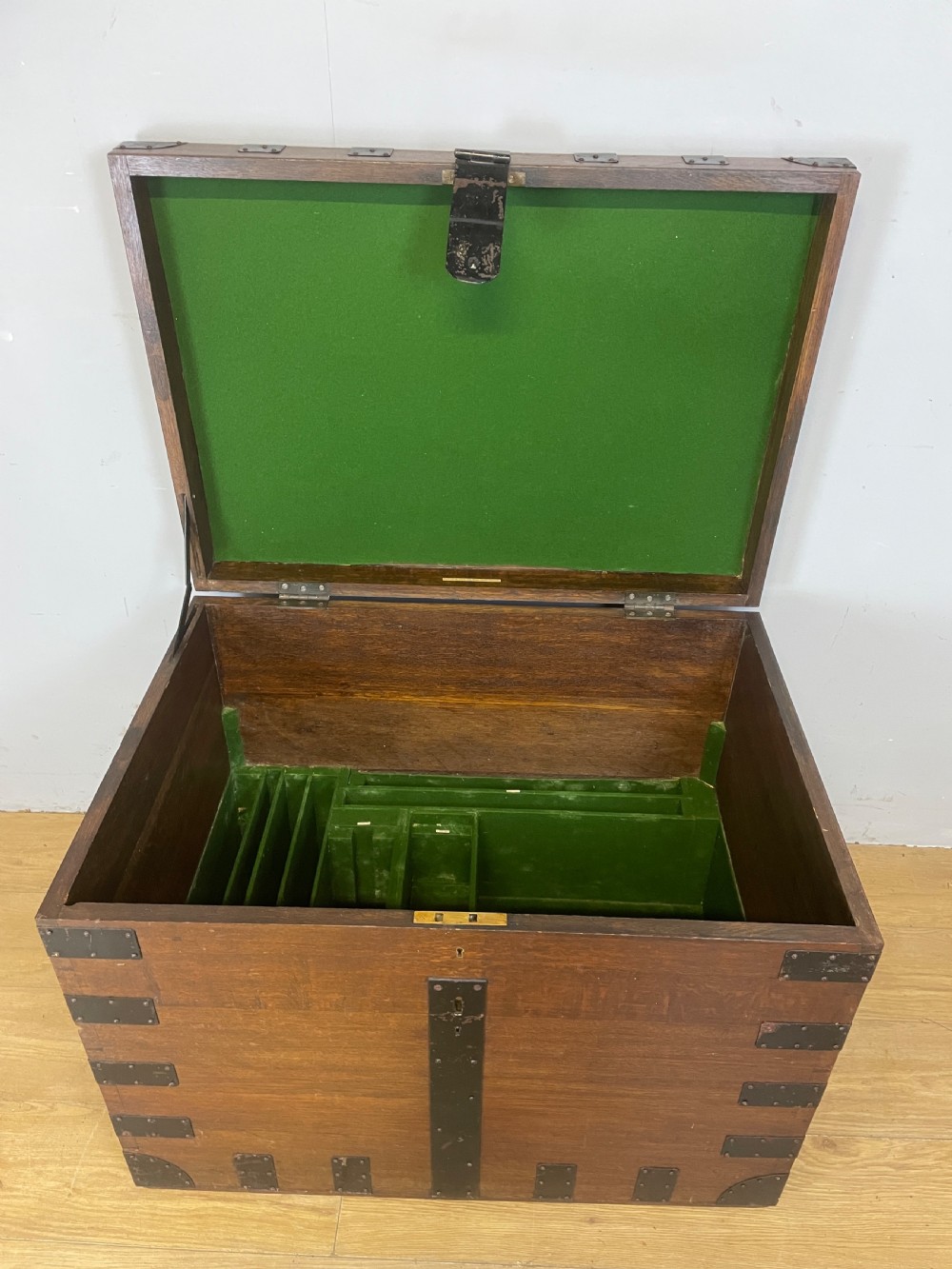 Large C19TH oak silver box by Payne and Sons Oxford  View VI