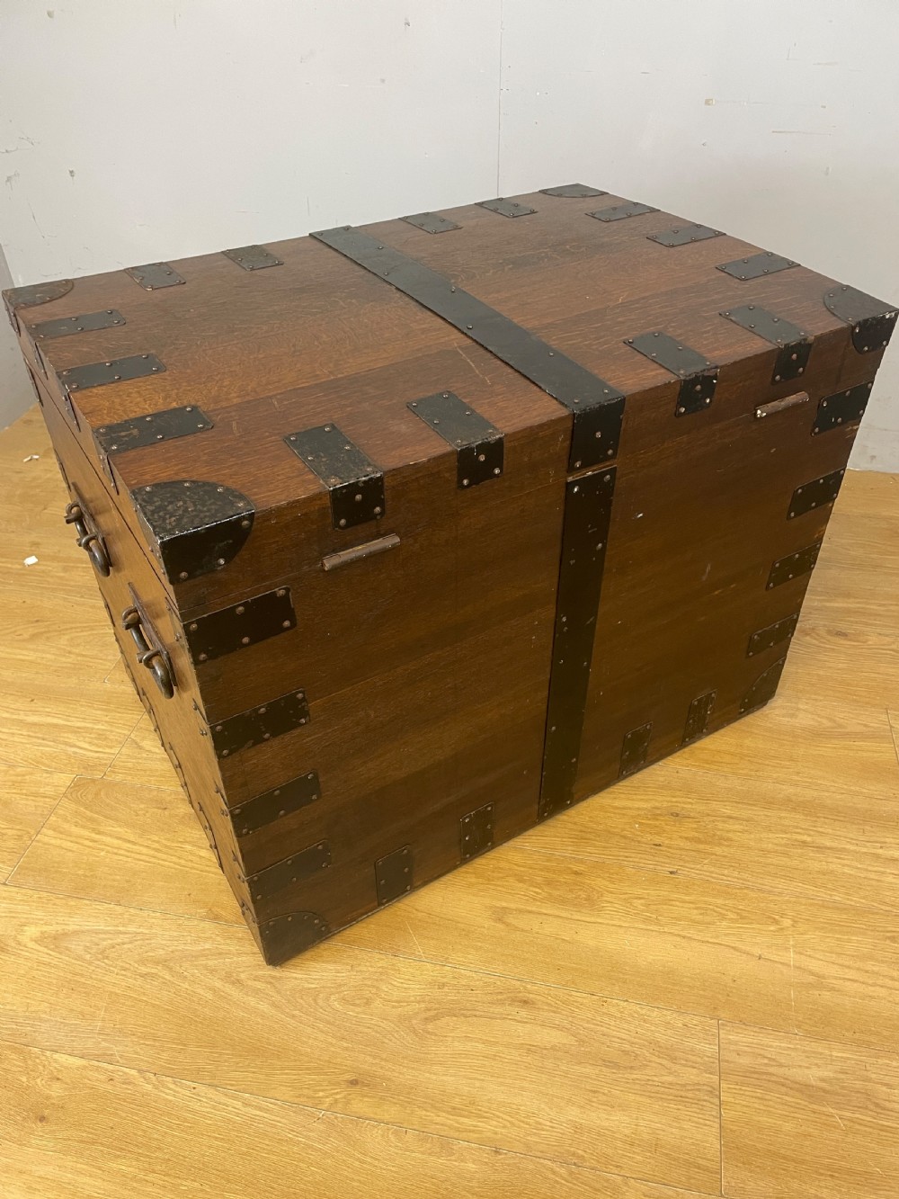 Large C19TH oak silver box by Payne and Sons Oxford  View IX