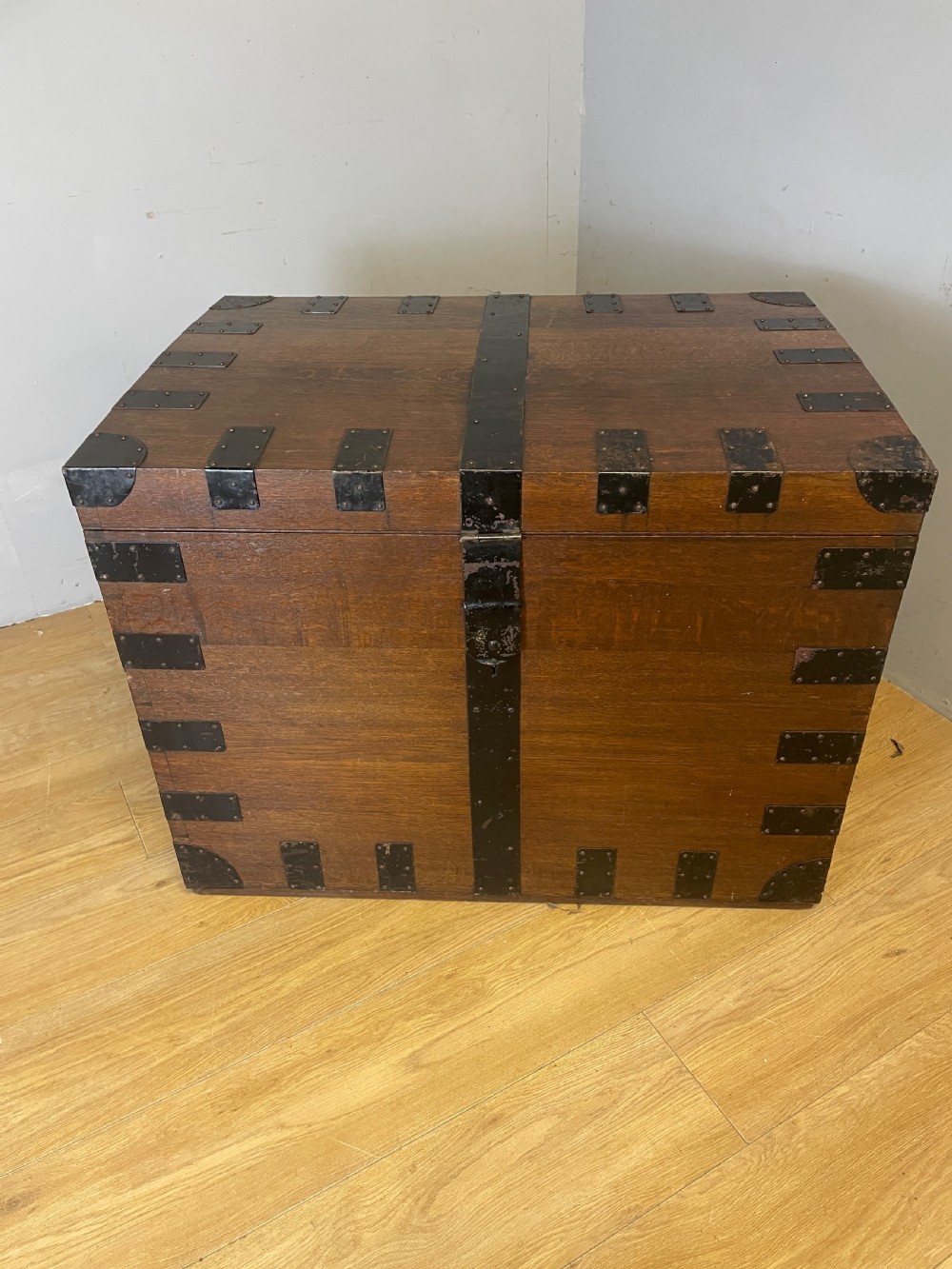 Large C19TH oak silver box by Payne and Sons Oxford  View X