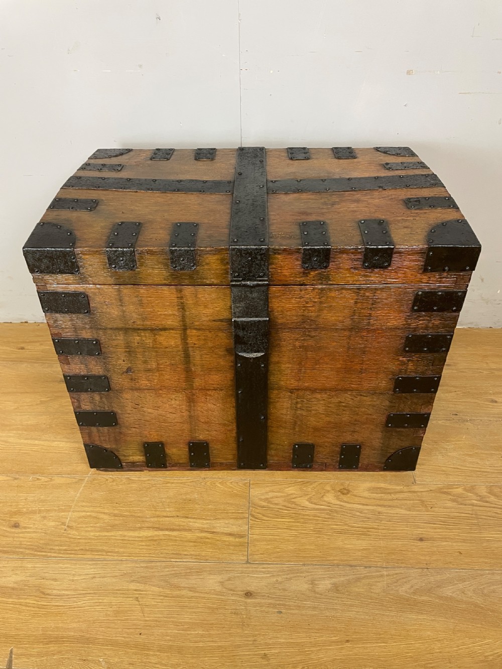 C19TH oak silver box by Simpson Benzie of Cowes  View II