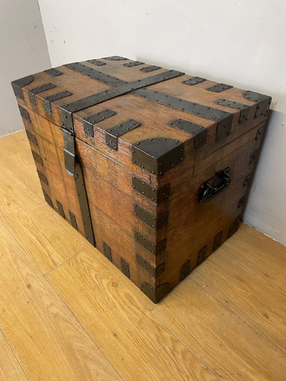 C19TH oak silver box by Simpson Benzie of Cowes  View III