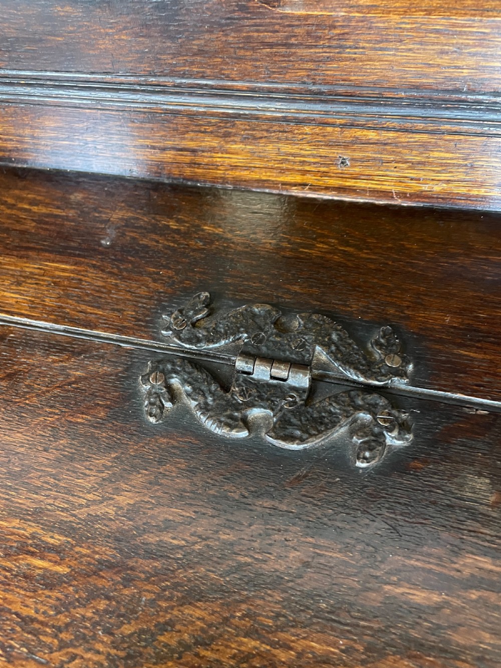 Arts and crafts solid oak carved box settle dated 1907 View VI