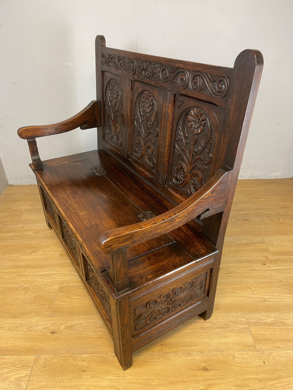 Arts and crafts solid oak carved box settle dated 1907 View VII