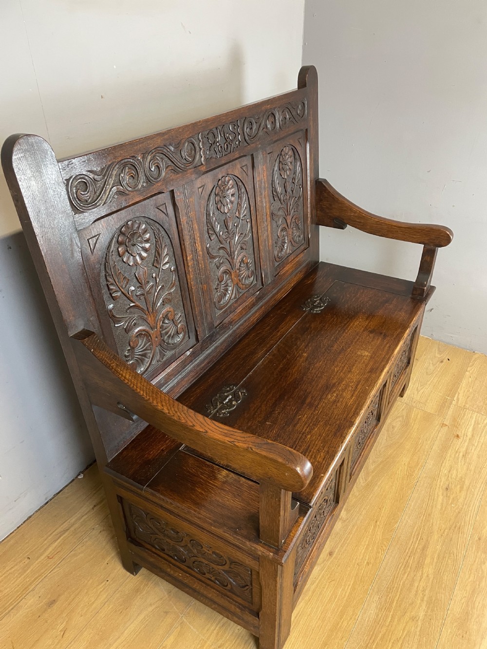 Arts and crafts solid oak carved box settle dated 1907 View VIII