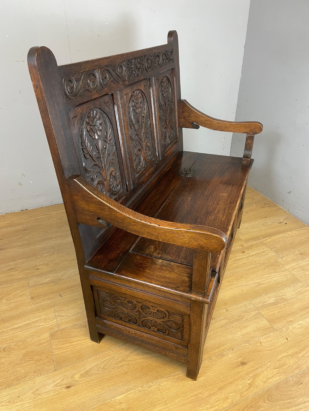 Arts and crafts solid oak carved box settle dated 1907 View IX