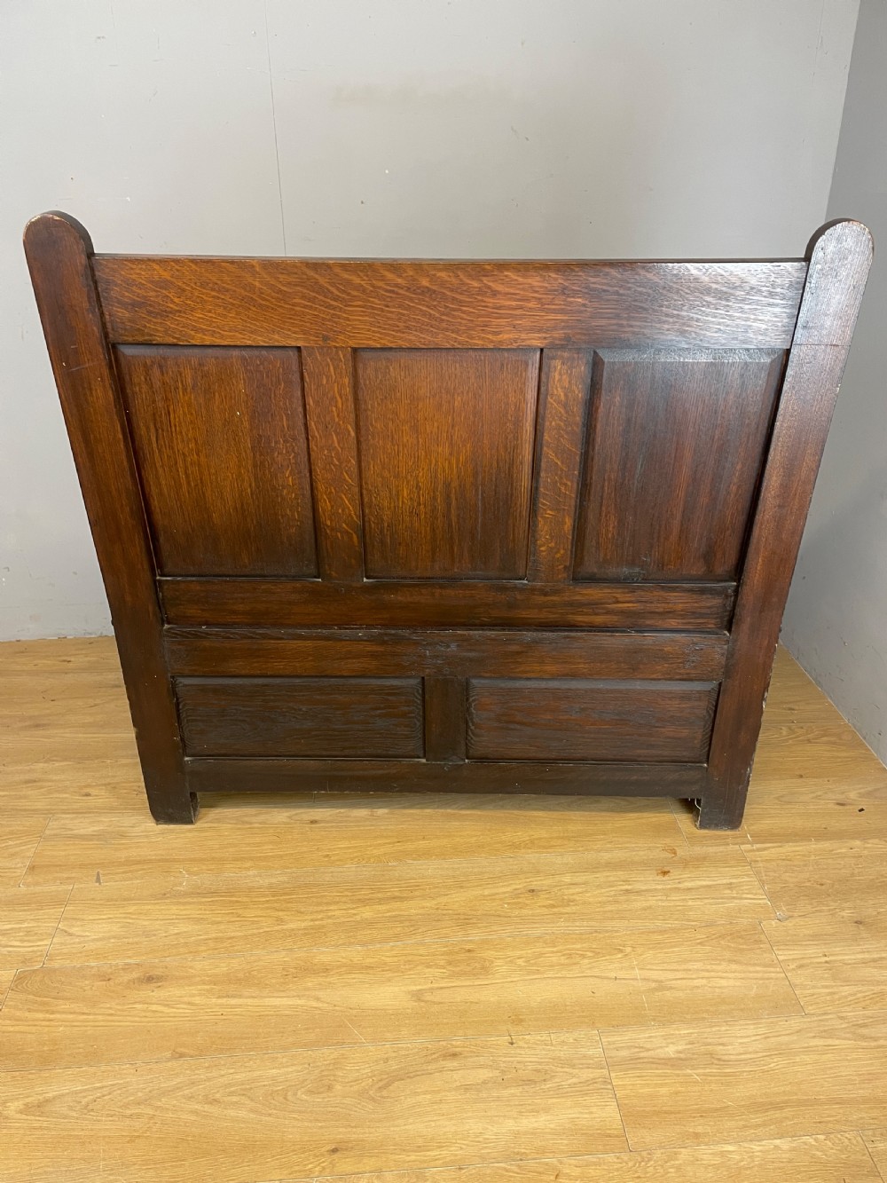 Arts and crafts solid oak carved box settle dated 1907 View X